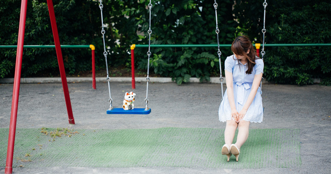 Girl on swing, talking to manekineko.
